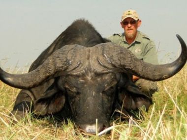 CapeBuffalo-hunting08-th.jpg