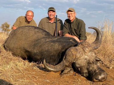 CapeBuffalo-hunting13-th.jpg