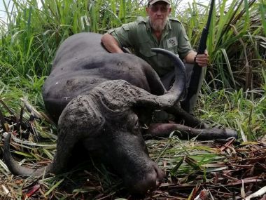 CapeBuffalo-hunting20-th.jpg