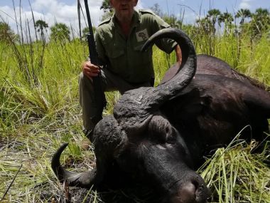 CapeBuffalo-hunting21-th.jpg