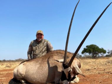 Gemsbuck-hunting01-th.jpg