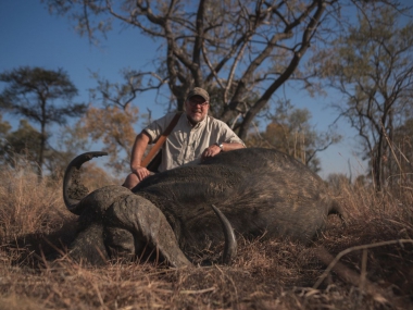 LikhuluSafaris-DangerousGameHunting-01-th.jpg