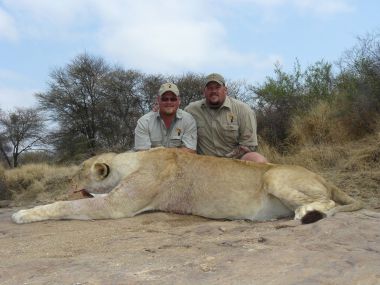Lion-hunting03-th.jpg